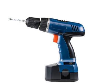 Beyaz arkaplanda izole edilmiş kablosuz bir matkap.