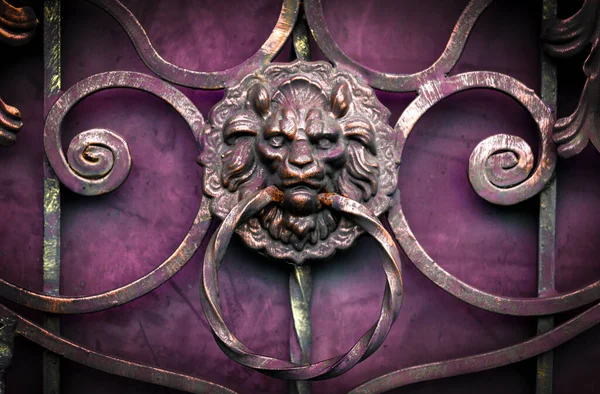 Σφυρηλατημένη Λαβή Μεταλλική Πύλη Σχήμα Λιονταριού — Φωτογραφία Αρχείου