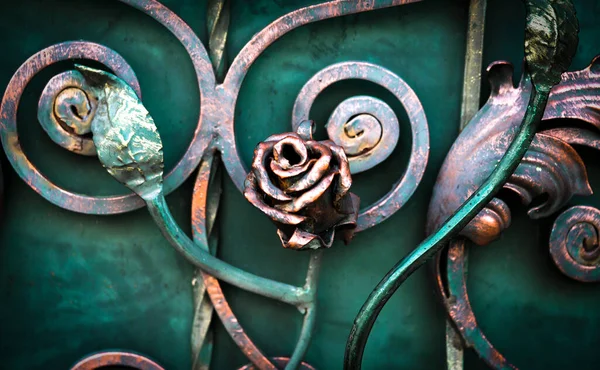 Lesklý Kov Kované Růže Květina Ruční Výroba — Stock fotografie