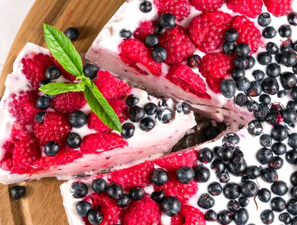 Raspberry Cheesecake Primo Piano Con Uno Sfondo Legno Bianco — Foto Stock
