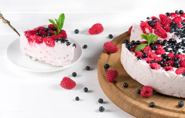 Bella Torta Formaggio Bianco Crema Con Diverse Bacche Estive — Foto Stock