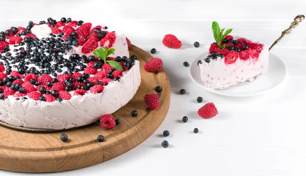 Bella Torta Formaggio Bianco Crema Con Diverse Bacche Estive — Foto Stock