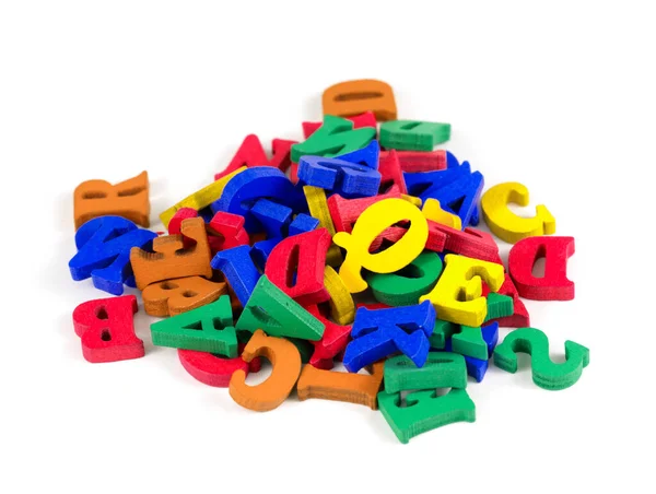 Sitenin başı ya da harfi, şablon. Tahta renkli harfler beyaz izole arkaplanda birikiyor..