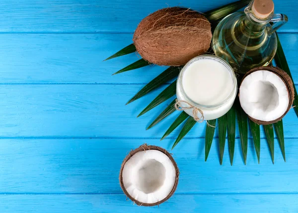 Hindistan cevizi yağı ve hindistan cevizi.