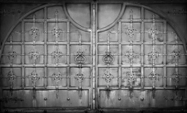 Büyük renkli sahte kapılar.