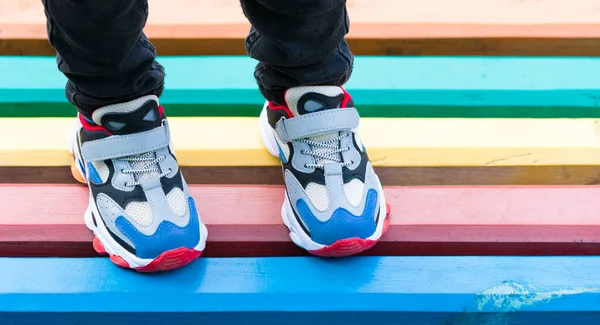 Renkli panolarda çocuk ayakkabıları