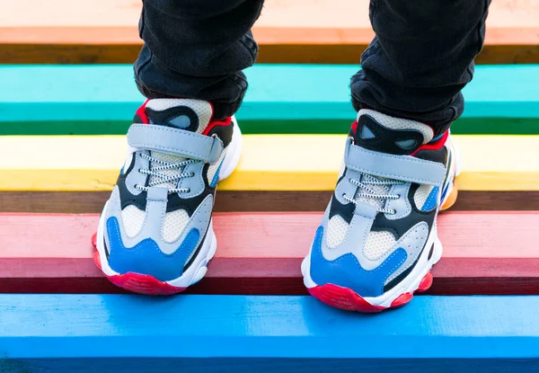 Renkli panolarda çocuk ayakkabıları