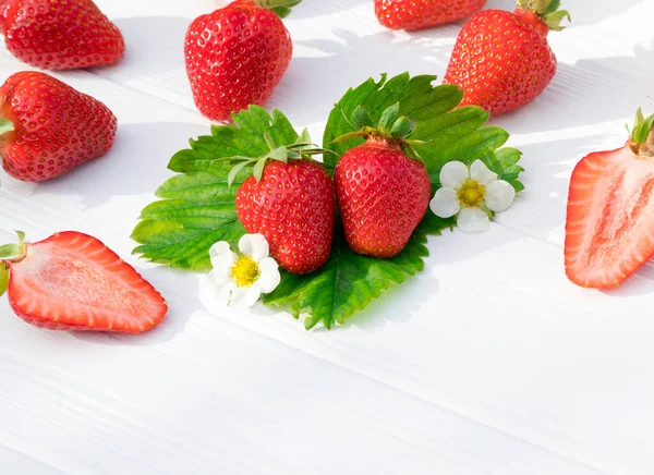 Beyaz masada olgun çilek ormanı meyveleri. Taze çilek üst görünümü.