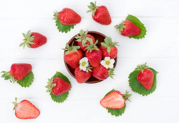 Beyaz ağaçta kırmızı çilekler