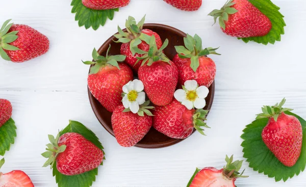 Çilekli ahşap tabak. beyaz arkaplan.