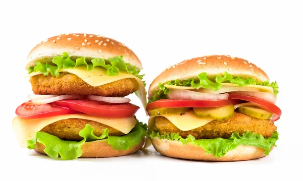 Beyaz arka planda iki hamburger. Yakın plan.