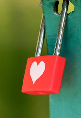 Köprüde yalnız bir kırmızı kale, kalp şeklinde..