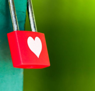 Köprüde yalnız bir kırmızı kale, kalp şeklinde..