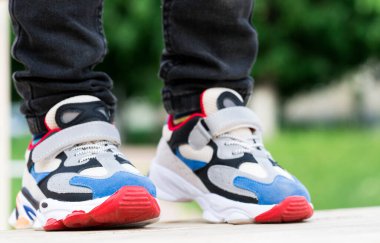 Çocukların renkli spor ayakkabıları yakın plan.