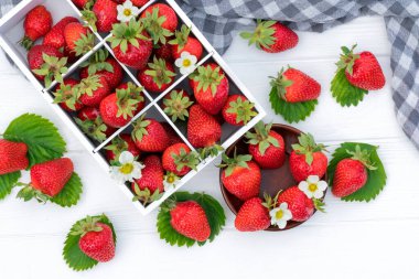 Beyaz arka planda bir tabakta çilek