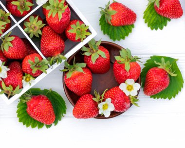 Beyaz arka planda bir tabakta çilek