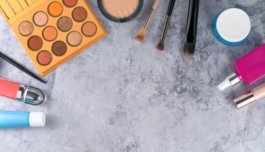 Tahta arka planda pizza, yakın plan.