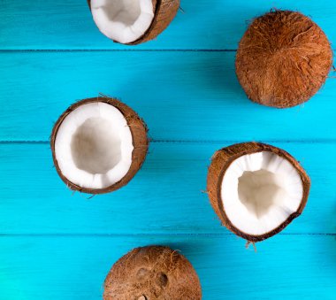 Ahşap arka planda hindistan cevizleri