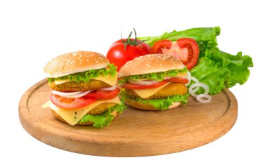 Tahta tabakta iki hamburger.