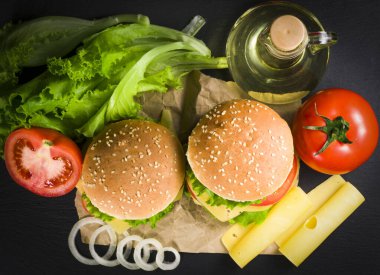 Kara tahtada iki hamburger. Yukarıdan görünüm