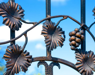 Mavi gökyüzüne karşı dövülmüş yaprak