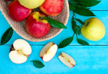 Ahşap arkaplanda kırmızı elmalar