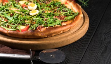 Ahşap arkaplanda kırmızı elmalar