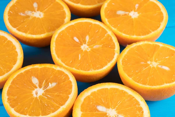 Färska Ekologiska Apelsiner Halverar Frukter Blå Trä Bakgrund — Stockfoto