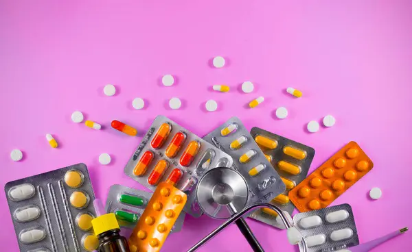 Kleurrijke Tabletten Met Capsules Pillen Roze Achtergrond — Stockfoto