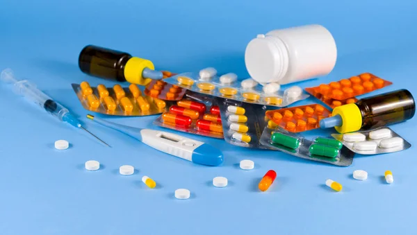Drogen Spritze Und Pillen Auf Blauem Hintergrund — Stockfoto