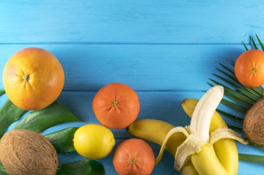 Mavi arka planda turunçgiller.