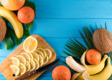 Mavi arka planda turunçgiller.