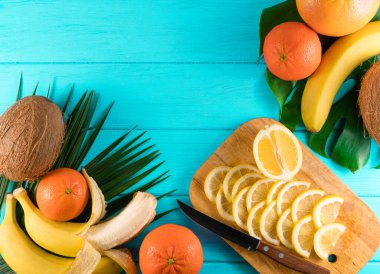 Yeşil arka planda turunçgiller.