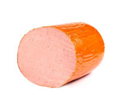 Beyaz arka planda izole edilmiş sosis bağlamında pişirildi