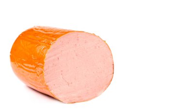 Beyaz arka planda izole edilmiş sosis bağlamında pişirildi