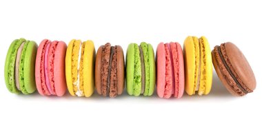 Beyaz arkaplanda renkli badem kurabiyeleri