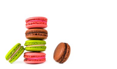 Beyaz arkaplanda renkli badem kurabiyeleri