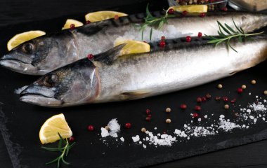 Dorado balığı, limon, biberiye ve buz arka planda, kapatın..