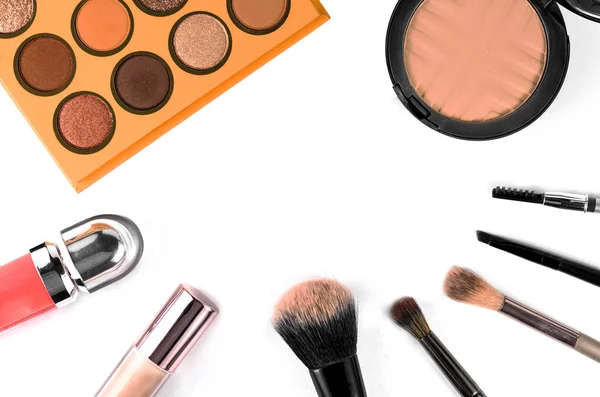 Makeup Borste Och Kosmetika Vit Bakgrund — Stockfoto