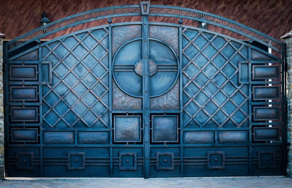 Металлические Ворота Черной Кованой Узором — стоковое фото
