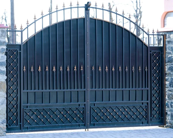 Black Metal Gates Part Brick Fence — Stock Photo, Image