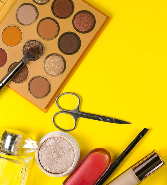 Olika Dekorativa Makeup Kosmetika Gul Bakgrund Olika Skönhetsprodukter För Kvinnor — Stockfoto