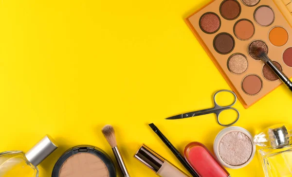 Різні Декоративні Косметичні Засоби Жовтому Тлі Жіночі Красиві Речі Ліцензійні Стокові Фото