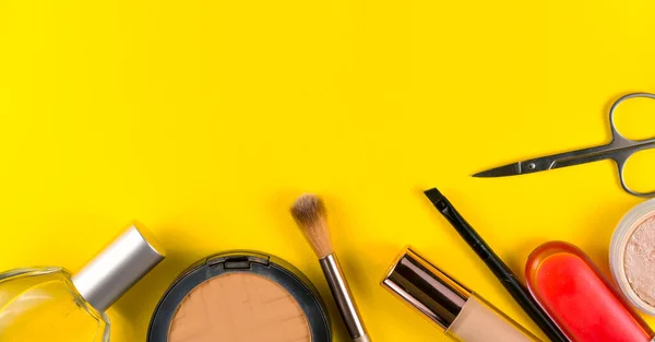 Különböző Dekoratív Smink Kozmetikumok Sárga Alapon Különböző Szépségelemek Nők Számára Stock Kép