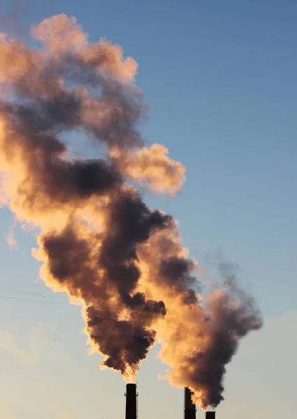 Przemysłowe Dym Komina Błękitne Niebo — Zdjęcie stockowe