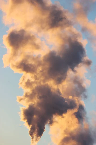 Industriella Röd Rök Från Skorstenen Himlen — Stockfoto