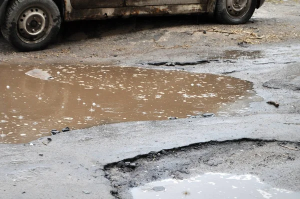 Dirt Road Rain Car Large Pits Stones Puddle Asphalt Road — Stock Photo, Image