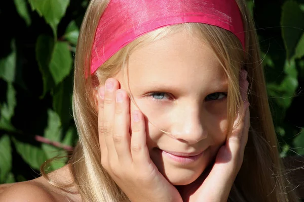 Zbliżenie młoda blond dziewczyna uśmiech — Zdjęcie stockowe
