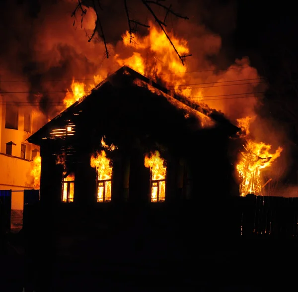 Ein altes Holzhaus brennt lizenzfreie Stockbilder