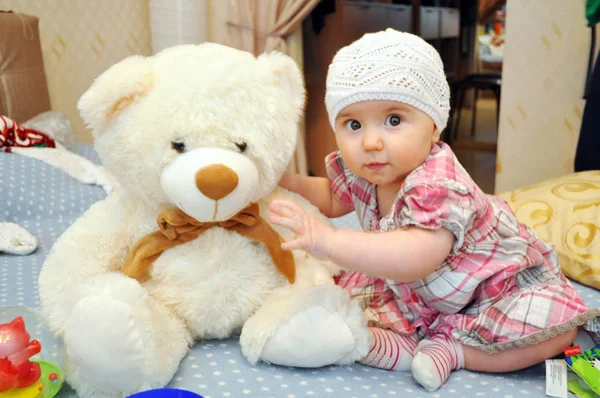 Детский портрет с медвежьей игрушкой — стоковое фото